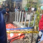 Doc. Petugas bersama relawan melakukan proses evakuasi jenazah pria tanpa identitas di Jalan Antasan Kecil Barat, Banjarmasin, sementara sejumlah warga memadati lokasi untuk menyaksikan penanganan di tempat kejadian perkara (TKP).