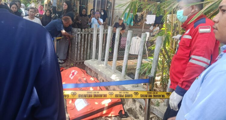 Doc. Petugas bersama relawan melakukan proses evakuasi jenazah pria tanpa identitas di Jalan Antasan Kecil Barat, Banjarmasin, sementara sejumlah warga memadati lokasi untuk menyaksikan penanganan di tempat kejadian perkara (TKP).