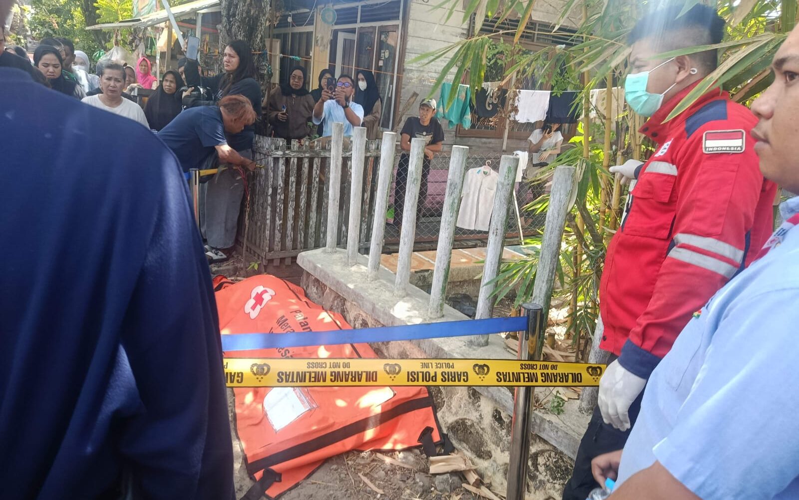 Doc. Petugas bersama relawan melakukan proses evakuasi jenazah pria tanpa identitas di Jalan Antasan Kecil Barat, Banjarmasin, sementara sejumlah warga memadati lokasi untuk menyaksikan penanganan di tempat kejadian perkara (TKP).