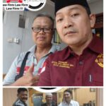 Doc. Sukindar (kanan), Wakil Ketua Umum DPP FERADI WPI sekaligus Ketua Advokat dan Paralegal DPC Kota Semarang, berfoto bersama klien, Syukur (kiri), usai proses mediasi sengketa dengan BPR Setia Karib Abadi Semarang dinyatakan selesai.