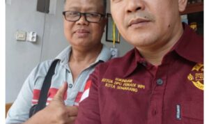 Doc. Sukindar (kanan), Wakil Ketua Umum DPP FERADI WPI sekaligus Ketua Advokat dan Paralegal DPC Kota Semarang, berfoto bersama klien, Syukur (kiri), usai proses mediasi sengketa dengan BPR Setia Karib Abadi Semarang dinyatakan selesai.