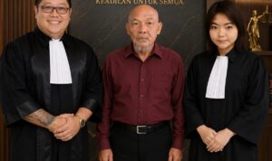 Doc. Dari kiri ke kanan: Ketua Umum FERADI WPI Adv. Donny Andretti, S.H., S.Kom., M.Kom., C.Md., C.PFW., C.MDF., C.JKJ., C.FTAX., Fam Fuk Tjhong alias Pak Uun, dan anggota Tim Advokasi FERADI WPI sekaligus Ketua DPD FERADI WPI Banten Adv. Cecilia Natasya Tionardi, S.H., S.E., M.H., C.PFW., C.MDF., C.JKJ., C.FTAX., berfoto bersama usai memberikan keterangan kepada awak media terkait perkembangan pendampingan hukum dalam perkara yang dilaporkan Pak Uun.