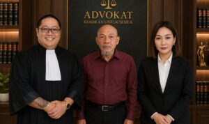 Tim Advokasi FERADI WPI: Istri Fam Fuk Tjhong Masih Alami Trauma, Pendampingan Hukum dan Psikologis Terus Dilakukan Doc. Dari kiri ke kanan: Ketua Umum FERADI WPI sekaligus Pendiri FERADI WPI, Adv. Donny Andretti, S.H., S.Kom., M.Kom., C.Md., C.PFW., C.MDF., C.JKJ., C.FTAX., Fam Fuk Tjhong alias Pak Uun, serta Harriani Bianca Daryana, S.H., C.LA., C.PFW., C.MDF., C.JKJ., C.FTAX., anggota Tim Advokasi FERADI WPI–Subur Jaya Law Firm sekaligus Ketua DPD FERADI WPI Jakarta, berfoto bersama usai memberikan keterangan kepada awak media terkait perkembangan pendampingan hukum dan pemulihan kondisi psikologis keluarga korban dalam perkara yang sedang ditangani Ditreskrimum Polda Banten.