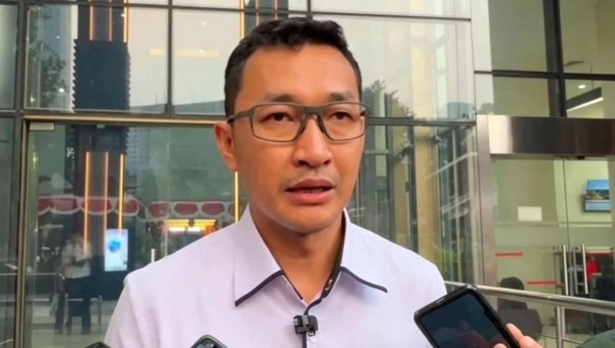 Doc. Juru Bicara Komisi Pemberantasan Korupsi (KPK), Budi Prasetyo, memberikan keterangan kepada awak media mengenai perkembangan penyidikan dugaan aliran dana sebesar 12.500 Dolar Singapura yang diduga berkaitan dengan pengurusan izin pelepasan kawasan Hutan Produksi Terbatas (HPT) di Kabupaten Kuantan Singingi, di Gedung Merah Putih KPK, Jakarta.