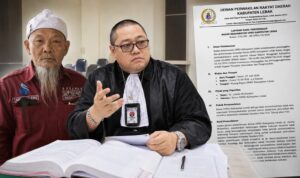 Ketua Umum FERADI WPI Tegaskan Pendampingan Hukum untuk Fam Fuk Tjhong Alias Uun Tetap Berjalan, Hormati Proses Penyidikan dan Hasil Pemeriksaan BK Doc. Ketua Umum sekaligus Pendiri FERADI WPI, Adv. Donny Andretti, S.H., S.Kom., M.Kom., C.Md., C.PFW., C.MDF., C.JKJ., C.FTAX. (tengah), bersama Fam Fuk Tjhong alias Pak Uun (kiri), menyampaikan komitmen FERADI WPI untuk terus memberikan pendampingan hukum terhadap perkara yang sedang ditangani Ditreskrimum Polda Banten. Organisasi juga menegaskan penghormatan terhadap proses penyidikan yang masih berlangsung serta mekanisme pemeriksaan etik yang dilakukan Badan Kehormatan DPRD Kabupaten Lebak. (Foto: Ilustrasi/Kawan Jari News).