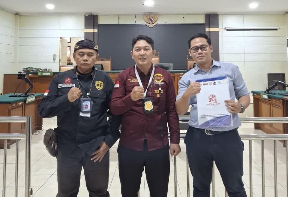Doc. Tim Hukum SUBUR JAYA LAWFIRM bersama jajaran DPP FERADI WPI berfoto bersama usai menghadiri sidang lanjutan perkara perdata Nomor 292/Pdt.G/2026/PN Smg di Pengadilan Negeri Semarang, Kamis (6/8/2026). Persidangan ditunda hingga 13 Agustus 2026 setelah Tergugat I tidak hadir dalam persidangan.
