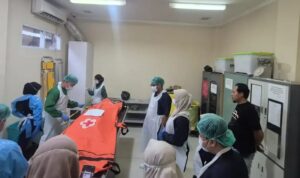 Doc. Petugas medis melakukan pemeriksaan awal terhadap jenazah Bawai (34) di RSUD Ulin Banjarmasin, Senin (3/8/2026), setelah korban dievakuasi dari lokasi penemuan di Jalan Antasan Kecil Barat, Kelurahan Pasar Lama, Kecamatan Banjarmasin Tengah. Pemeriksaan dilakukan sebagai bagian dari prosedur medis dan kepolisian untuk mengidentifikasi korban serta mengetahui kondisi awal sebelum jenazah diserahkan kepada pihak keluarga.