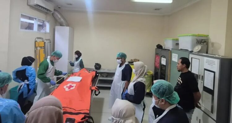 Doc. Petugas medis melakukan pemeriksaan awal terhadap jenazah Bawai (34) di RSUD Ulin Banjarmasin, Senin (3/8/2026), setelah korban dievakuasi dari lokasi penemuan di Jalan Antasan Kecil Barat, Kelurahan Pasar Lama, Kecamatan Banjarmasin Tengah. Pemeriksaan dilakukan sebagai bagian dari prosedur medis dan kepolisian untuk mengidentifikasi korban serta mengetahui kondisi awal sebelum jenazah diserahkan kepada pihak keluarga.