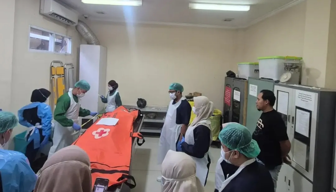 Doc. Petugas medis melakukan pemeriksaan awal terhadap jenazah Bawai (34) di RSUD Ulin Banjarmasin, Senin (3/8/2026), setelah korban dievakuasi dari lokasi penemuan di Jalan Antasan Kecil Barat, Kelurahan Pasar Lama, Kecamatan Banjarmasin Tengah. Pemeriksaan dilakukan sebagai bagian dari prosedur medis dan kepolisian untuk mengidentifikasi korban serta mengetahui kondisi awal sebelum jenazah diserahkan kepada pihak keluarga.