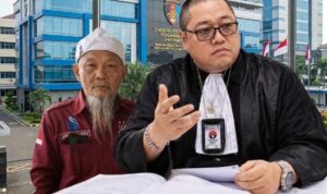 Doc. Ketua Umum FERADI WPI, Advokat Donny Andretti (kanan), bersama Fam Fuk Tjhong alias Uun (kiri), dalam ilustrasi yang menggambarkan rencana Tim Advokasi FERADI WPI mengajukan pengaduan ke Divisi Profesi dan Pengamanan (Propam) Mabes Polri terkait perkembangan penanganan perkara dugaan penculikan, pengeroyokan, dan penganiayaan yang dilaporkan korban. Ilustrasi ini dibuat untuk kepentingan pemberitaan dan bukan merupakan dokumentasi peristiwa sebenarnya.