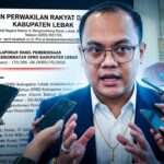 Doc. Revan Pratama Wijaya Soroti LHP BK DPRD Lebak Terkait Kasus Uun Foto komposit ini menampilkan Revan Pratama Wijaya, Ketua Tim Advokasi Fam Fuk Tjhong (Pak Uun), memberikan tanggapan kepada awak media. Di latar belakang, terlihat dokumen Laporan Hasil Pemeriksaan (LHP) Badan Kehormatan DPRD Kabupaten Lebak yang menjadi pokok sorotannya terkait perkara penculikan dan pengeroyokan. Revan menekankan bahwa meskipun LHP BK telah keluar, proses hukum di kepolisian masih terus berjalan. Foto/Ilustrasi: KawanJariNews.com