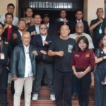 Doc. Tim Advokasi FERADI WPI–Subur Jaya Lawfirm bersama Fam Fuk Tjhong alias Uun berfoto bersama usai agenda penyampaian permohonan pengawasan penyidikan, SP2HP lanjutan, gelar perkara, serta pendalaman dan pengujian keterangan terkait perkara yang dilaporkan Uun di Ditreskrimum Polda Banten, Senin (10/8/2026).