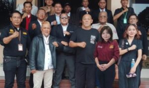 Doc. Tim Advokasi FERADI WPI–Subur Jaya Lawfirm bersama Fam Fuk Tjhong alias Uun berfoto bersama usai agenda penyampaian permohonan pengawasan penyidikan, SP2HP lanjutan, gelar perkara, serta pendalaman dan pengujian keterangan terkait perkara yang dilaporkan Uun di Ditreskrimum Polda Banten, Senin (10/8/2026).