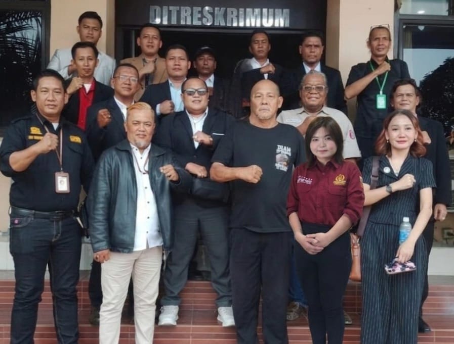 Doc. Tim Advokasi FERADI WPI–Subur Jaya Lawfirm bersama Fam Fuk Tjhong alias Uun berfoto bersama usai agenda penyampaian permohonan pengawasan penyidikan, SP2HP lanjutan, gelar perkara, serta pendalaman dan pengujian keterangan terkait perkara yang dilaporkan Uun di Ditreskrimum Polda Banten, Senin (10/8/2026).
