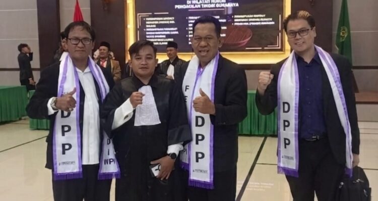 Doc. Jajaran struktur FERADI WPI bersama peserta berfoto bersama usai mengikuti rangkaian agenda pengambilan sumpah advokat di Pengadilan Tinggi Surabaya, Rabu (12/8/2026).