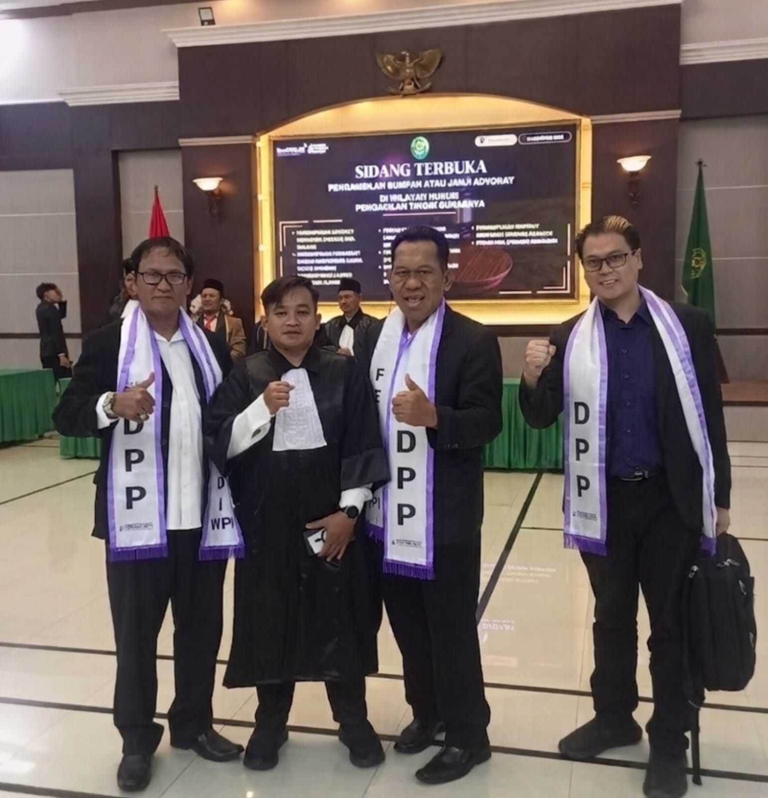 Doc. Jajaran struktur FERADI WPI bersama peserta berfoto bersama usai mengikuti rangkaian agenda pengambilan sumpah advokat di Pengadilan Tinggi Surabaya, Rabu (12/8/2026).
