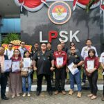 Doc. Tim Advokasi/Pendamping Hukum Subur Jaya Lawfirm–FERADI WPI bersama Fam Fuk Tjhong alias Uun dan Tjiau Eng berfoto bersama usai menyerahkan permohonan perlindungan kepada LPSK, Jakarta, Rabu (12/8/2026). Agenda tersebut menjadi bagian dari upaya tim dalam mendampingi korban dan saksi untuk memperoleh perlindungan serta memastikan hak-hak hukum selama proses penanganan perkara berjalan.