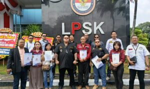FERADI WPI Dampingi Uun dan Istri Ajukan Perlindungan ke LPSK, Tim Soroti Dampak Fisik dan Psikis Pasca Dugaan Kekerasan Doc. Tim Advokasi/Pendamping Hukum Subur Jaya Lawfirm–FERADI WPI bersama Fam Fuk Tjhong alias Uun dan Tjiau Eng berfoto bersama usai menyerahkan permohonan perlindungan kepada LPSK, Jakarta, Rabu (12/8/2026). Agenda tersebut menjadi bagian dari upaya tim dalam mendampingi korban dan saksi untuk memperoleh perlindungan serta memastikan hak-hak hukum selama proses penanganan perkara berjalan.