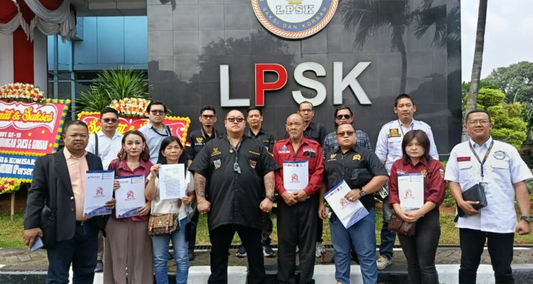 Doc. Tim Advokasi/Pendamping Hukum Subur Jaya Lawfirm–FERADI WPI bersama Fam Fuk Tjhong alias Uun dan Tjiau Eng berfoto bersama usai menyerahkan permohonan perlindungan kepada LPSK, Jakarta, Rabu (12/8/2026). Agenda tersebut menjadi bagian dari upaya tim dalam mendampingi korban dan saksi untuk memperoleh perlindungan serta memastikan hak-hak hukum selama proses penanganan perkara berjalan.
