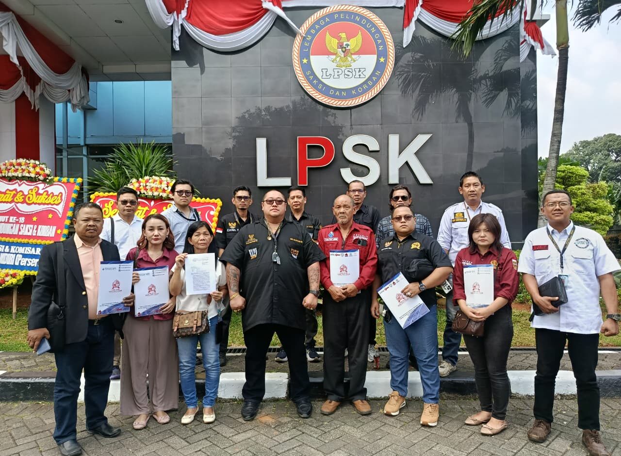 Doc. Tim Advokasi/Pendamping Hukum Subur Jaya Lawfirm–FERADI WPI bersama Fam Fuk Tjhong alias Uun dan Tjiau Eng berfoto bersama usai menyerahkan permohonan perlindungan kepada LPSK, Jakarta, Rabu (12/8/2026). Agenda tersebut menjadi bagian dari upaya tim dalam mendampingi korban dan saksi untuk memperoleh perlindungan serta memastikan hak-hak hukum selama proses penanganan perkara berjalan.