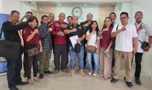 Doc. Tim Advokasi Subur Jaya Lawfirm–FERADI WPI bersama Fam Fuk Tjhong alias Uun usai menyerahkan surat permohonan audiensi kepada pimpinan Komisi III DPR RI di Gedung DPR RI, Jakarta, Rabu (12/8/2026), sebagai bagian dari upaya pengawalan proses hukum dan perjuangan hak serta perlindungan bagi korban.