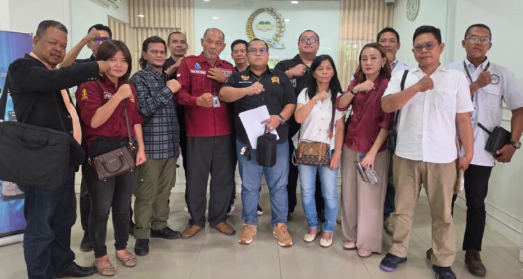 Doc. Tim Advokasi Subur Jaya Lawfirm–FERADI WPI bersama Fam Fuk Tjhong alias Uun usai menyerahkan surat permohonan audiensi kepada pimpinan Komisi III DPR RI di Gedung DPR RI, Jakarta, Rabu (12/8/2026), sebagai bagian dari upaya pengawalan proses hukum dan perjuangan hak serta perlindungan bagi korban.