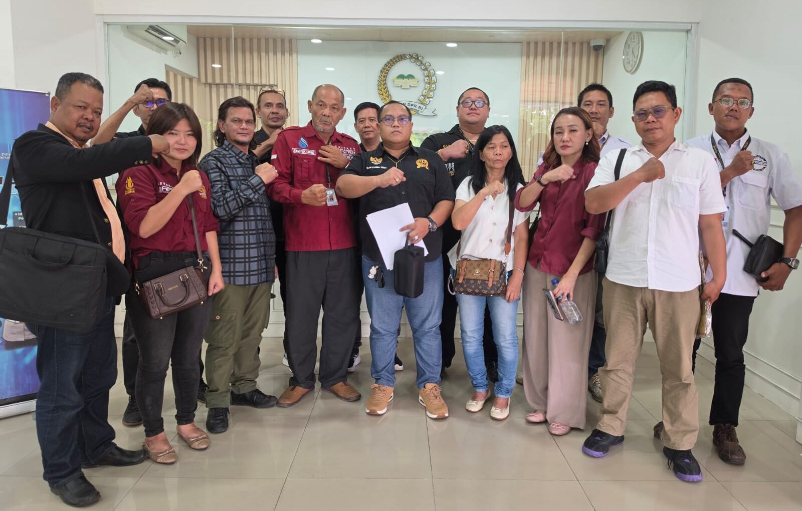 Doc. Tim Advokasi Subur Jaya Lawfirm–FERADI WPI bersama Fam Fuk Tjhong alias Uun usai menyerahkan surat permohonan audiensi kepada pimpinan Komisi III DPR RI di Gedung DPR RI, Jakarta, Rabu (12/8/2026), sebagai bagian dari upaya pengawalan proses hukum dan perjuangan hak serta perlindungan bagi korban.