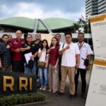 Doc. Tim Advokasi Fam Fuk Tjhong alias Uun dari Subur Jaya Lawfirm–FERADI WPI berfoto bersama di lingkungan Gedung DPR RI, Jakarta, usai menyerahkan surat permohonan audiensi kepada Pimpinan Komisi III DPR RI dan Ketua DPR RI pada Rabu (12/8/2026). Permohonan tersebut berkaitan dengan audiensi/RDPU, perlindungan hukum, serta pengawasan proses penyidikan perkara dugaan penculikan, pengeroyokan, penganiayaan, dan pemaksaan atau intimidasi terhadap Uun.