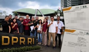 Doc. Tim Advokasi Fam Fuk Tjhong alias Uun dari Subur Jaya Lawfirm–FERADI WPI berfoto bersama di lingkungan Gedung DPR RI, Jakarta, usai menyerahkan surat permohonan audiensi kepada Pimpinan Komisi III DPR RI dan Ketua DPR RI pada Rabu (12/8/2026). Permohonan tersebut berkaitan dengan audiensi/RDPU, perlindungan hukum, serta pengawasan proses penyidikan perkara dugaan penculikan, pengeroyokan, penganiayaan, dan pemaksaan atau intimidasi terhadap Uun.