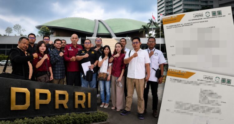 Doc. Tim Advokasi Fam Fuk Tjhong alias Uun dari Subur Jaya Lawfirm–FERADI WPI berfoto bersama di lingkungan Gedung DPR RI, Jakarta, usai menyerahkan surat permohonan audiensi kepada Pimpinan Komisi III DPR RI dan Ketua DPR RI pada Rabu (12/8/2026). Permohonan tersebut berkaitan dengan audiensi/RDPU, perlindungan hukum, serta pengawasan proses penyidikan perkara dugaan penculikan, pengeroyokan, penganiayaan, dan pemaksaan atau intimidasi terhadap Uun.