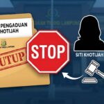 Doc. Ilustrasi ini menggambarkan penghentian resmi kasus dugaan pelanggaran kode etik oleh oknum jaksa berinisial R.S. yang dilaporkan oleh Siti Khotijah. Elemen visual utama menunjukkan folder laporan yang diberi stempel "DITUTUP" dan diletakkan di bawah simbol "STOP" menegaskan bahwa proses hukum atas pengaduan tersebut telah dihentikan.