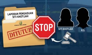 Doc. Ilustrasi ini menggambarkan penghentian resmi kasus dugaan pelanggaran kode etik oleh oknum jaksa berinisial R.S. yang dilaporkan oleh Siti Khotijah. Elemen visual utama menunjukkan folder laporan yang diberi stempel "DITUTUP" dan diletakkan di bawah simbol "STOP" menegaskan bahwa proses hukum atas pengaduan tersebut telah dihentikan.