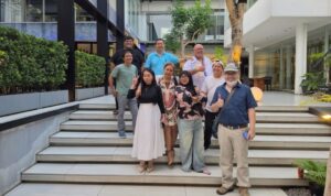 Doc. Para alumni SMU Krista Mitra angkatan masuk 1997 dan lulus 2000 berfoto bersama usai menghadiri reuni di Restaurant S², Jalan Sisimangaraja, Kota Semarang, Sabtu (15/8/2026). Reuni berlangsung dalam suasana akrab dengan agenda silaturahmi, mengenang masa sekolah, serta membahas rencana kegiatan sosial bersama.