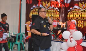 Doc. Asisten Advokat Firma Hukum Subur Jaya dan Rekan–FERADI WPI, Benny Rusli, saat menyampaikan paparan dan edukasi hukum kepada karyawan PT Makmur Mulya Abadi dalam rangkaian kegiatan peringatan HUT ke-81 Kemerdekaan Republik Indonesia di Cirelek, Kabupaten Subang, Minggu (16/8/2026).