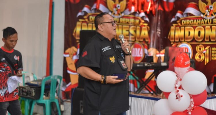 Doc. Asisten Advokat Firma Hukum Subur Jaya dan Rekan–FERADI WPI, Benny Rusli, saat menyampaikan paparan dan edukasi hukum kepada karyawan PT Makmur Mulya Abadi dalam rangkaian kegiatan peringatan HUT ke-81 Kemerdekaan Republik Indonesia di Cirelek, Kabupaten Subang, Minggu (16/8/2026).