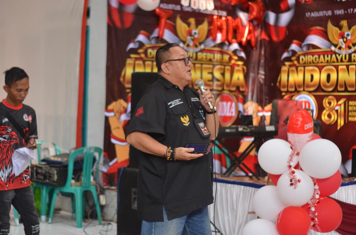 Doc. Asisten Advokat Firma Hukum Subur Jaya dan Rekan–FERADI WPI, Benny Rusli, saat menyampaikan paparan dan edukasi hukum kepada karyawan PT Makmur Mulya Abadi dalam rangkaian kegiatan peringatan HUT ke-81 Kemerdekaan Republik Indonesia di Cirelek, Kabupaten Subang, Minggu (16/8/2026).