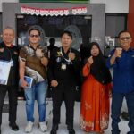Doc. Tim kuasa hukum mendampingi Manisah berfoto bersama usai mengikuti agenda persidangan perkara sengketa waris Nomor Pdt 88/2026/PN Kdl di Pengadilan Negeri Kendal, Selasa (18/8/2026). Sidang selanjutnya dijadwalkan pada 24 Agustus 2026.