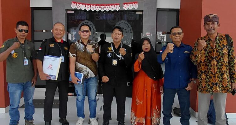 Doc. Tim kuasa hukum mendampingi Manisah berfoto bersama usai mengikuti agenda persidangan perkara sengketa waris Nomor Pdt 88/2026/PN Kdl di Pengadilan Negeri Kendal, Selasa (18/8/2026). Sidang selanjutnya dijadwalkan pada 24 Agustus 2026.