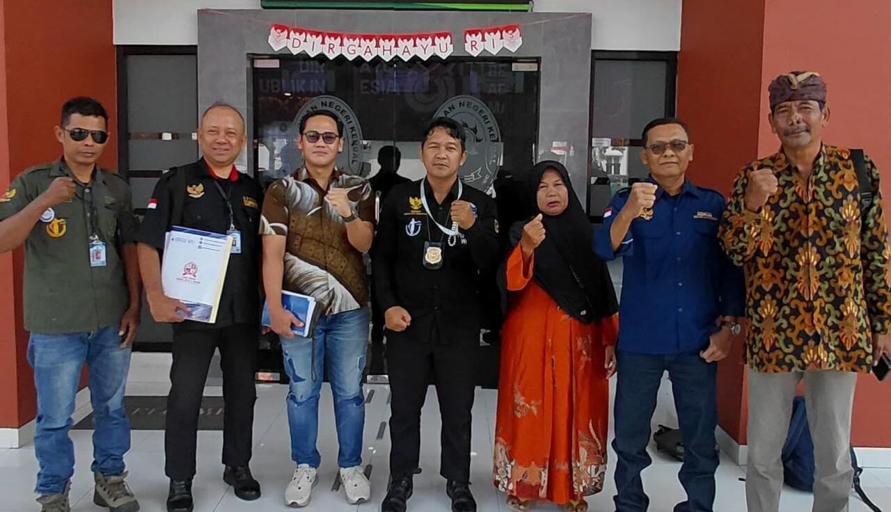 Doc. Tim kuasa hukum mendampingi Manisah berfoto bersama usai mengikuti agenda persidangan perkara sengketa waris Nomor Pdt 88/2026/PN Kdl di Pengadilan Negeri Kendal, Selasa (18/8/2026). Sidang selanjutnya dijadwalkan pada 24 Agustus 2026.