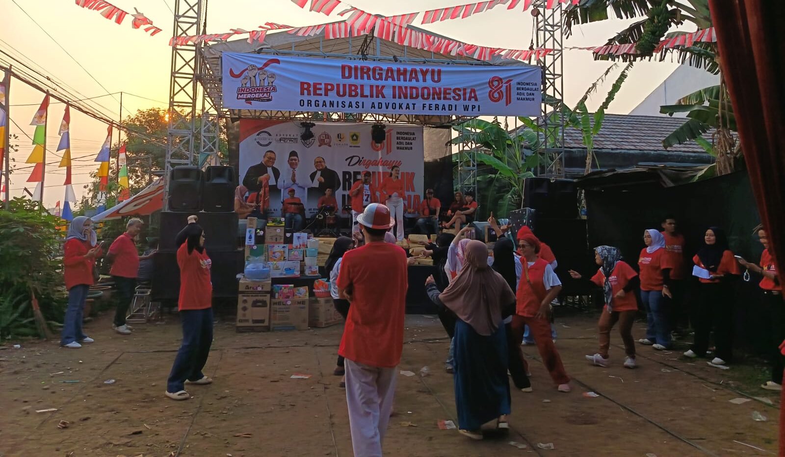 Doc. Panggung hiburan rakyat dalam rangka Pesta Rakyat “FERADI WPI Berbagi Kebaikan” menampilkan hiburan bagi masyarakat, yang disaksikan warga dan pengunjung di Desa Ciangsana, Kecamatan Gunung Putri, Kabupaten Bogor, Sabtu (22/8/2026).
