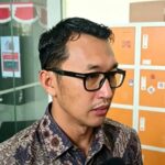 Doc. Budi Prasetyo, selaku Juru Bicara Komisi Pemberantasan Korupsi (KPK), menyampaikan keterangan kepada awak media terkait perkembangan penanganan dugaan tindak pidana korupsi di lingkungan Bappenda Kabupaten Bogor, termasuk peningkatan status perkara ke tahap penyidikan dan pengamanan uang sekitar Rp1,5 miliar.