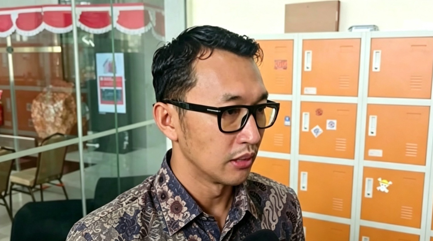 Doc. Budi Prasetyo, selaku Juru Bicara Komisi Pemberantasan Korupsi (KPK), menyampaikan keterangan kepada awak media terkait perkembangan penanganan dugaan tindak pidana korupsi di lingkungan Bappenda Kabupaten Bogor, termasuk peningkatan status perkara ke tahap penyidikan dan pengamanan uang sekitar Rp1,5 miliar.