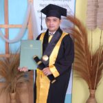 Doc. Mustaqim, S.H., S.Hum., C.PFW., C.MDF., pengurus DPP FERADI WPI sekaligus Ketua DPC FERADI WPI Kabupaten Pati dan Ass. Advokat di Firma Hukum Subur Jaya dan Rekan, usai meraih gelar Sarjana Hukum pada prosesi wisuda di Gedung Haji Kabupaten Pati, Sabtu (22/8/2026).