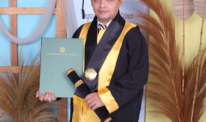 Doc. Mustaqim, S.H., S.Hum., C.PFW., C.MDF., pengurus DPP FERADI WPI sekaligus Ketua DPC FERADI WPI Kabupaten Pati dan Ass. Advokat di Firma Hukum Subur Jaya dan Rekan, usai meraih gelar Sarjana Hukum pada prosesi wisuda di Gedung Haji Kabupaten Pati, Sabtu (22/8/2026).