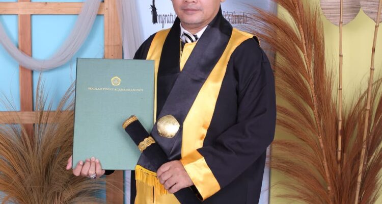 Doc. Mustaqim, S.H., S.Hum., C.PFW., C.MDF., pengurus DPP FERADI WPI sekaligus Ketua DPC FERADI WPI Kabupaten Pati dan Ass. Advokat di Firma Hukum Subur Jaya dan Rekan, usai meraih gelar Sarjana Hukum pada prosesi wisuda di Gedung Haji Kabupaten Pati, Sabtu (22/8/2026).