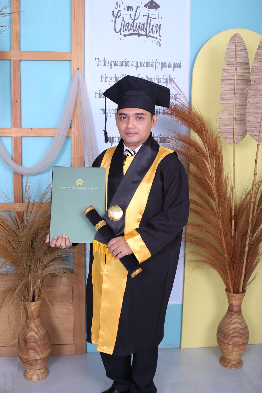 Doc. Mustaqim, S.H., S.Hum., C.PFW., C.MDF., pengurus DPP FERADI WPI sekaligus Ketua DPC FERADI WPI Kabupaten Pati dan Ass. Advokat di Firma Hukum Subur Jaya dan Rekan, usai meraih gelar Sarjana Hukum pada prosesi wisuda di Gedung Haji Kabupaten Pati, Sabtu (22/8/2026).