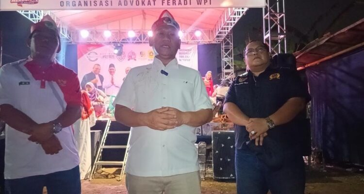 Doc. Kepala Desa Ciangsana, Udin Saputra, S.H., M.M., menyampaikan keterangan kepada awak media usai pelaksanaan Pesta Rakyat “FERADI WPI Berbagi Kebaikan” di Desa Ciangsana, Kecamatan Gunung Putri, Kabupaten Bogor, Sabtu (22/8/2026). Dalam keterangannya, Udin mengapresiasi kegiatan tersebut serta membuka peluang kolaborasi antara Pemerintah Desa Ciangsana dan FERADI WPI dalam bidang edukasi dan bantuan hukum bagi masyarakat.