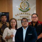 Doc. Ilustrasi visual yang menampilkan M. Umar bin Abu Tholib, Siti Khotijah, Revan Pratama Wijaya, SH., dan Donny Andretti, S.H., S.Kom., M.Kom., C.Md. dalam satu komposisi. Foto masing-masing pihak pada awalnya merupakan foto terpisah, kemudian digabungkan dan disunting menggunakan teknologi kecerdasan buatan (AI) untuk kebutuhan ilustrasi pemberitaan. Visual ini tidak menggambarkan bahwa keempat pihak berada dalam satu waktu dan tempat yang sama saat foto diambil.