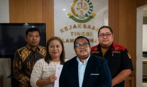 Doc. Ilustrasi visual yang menampilkan M. Umar bin Abu Tholib, Siti Khotijah, Revan Pratama Wijaya, SH., dan Donny Andretti, S.H., S.Kom., M.Kom., C.Md. dalam satu komposisi. Foto masing-masing pihak pada awalnya merupakan foto terpisah, kemudian digabungkan dan disunting menggunakan teknologi kecerdasan buatan (AI) untuk kebutuhan ilustrasi pemberitaan. Visual ini tidak menggambarkan bahwa keempat pihak berada dalam satu waktu dan tempat yang sama saat foto diambil.