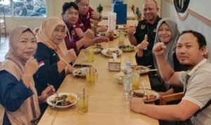Peserta Berkartu Anggota Sejumlah Organisasi dan Subur Jaya Lawfirm Ikuti Kegiatan Magang Hukum di Semarang Doc. Sejumlah peserta kegiatan magang dan praktik hukum berfoto bersama di sebuah rumah makan di Semarang, Rabu (26/8/2026), setelah mengikuti rangkaian kegiatan pendampingan dan praktik hukum. Makan bersama tersebut menjadi bagian dari kegiatan yang diikuti para peserta.